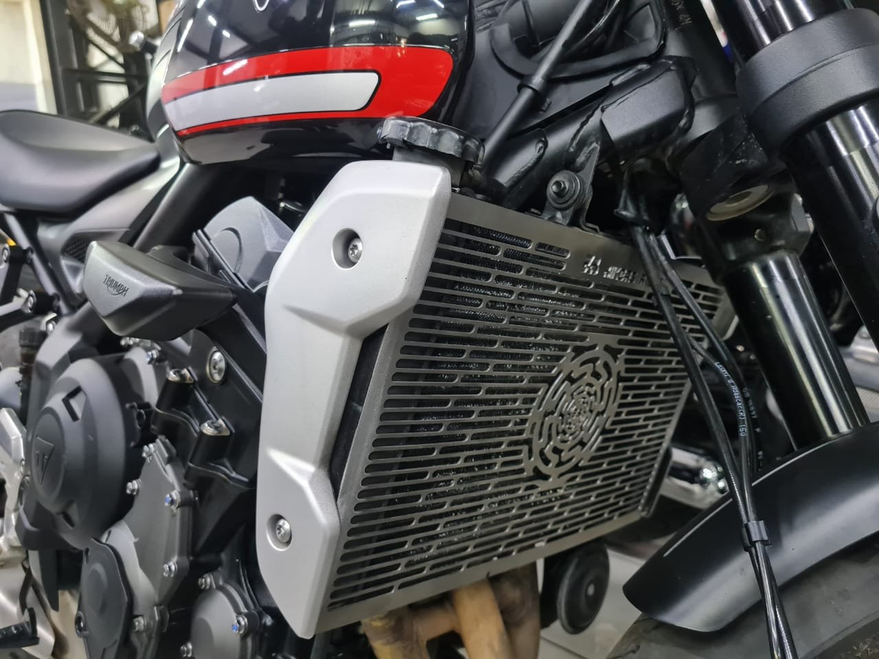 Triumph trident on sale 660 radiator cover